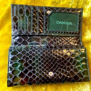 Vintage NWT Danier Etched Leather Trifold wallet *gorgeous green hues*